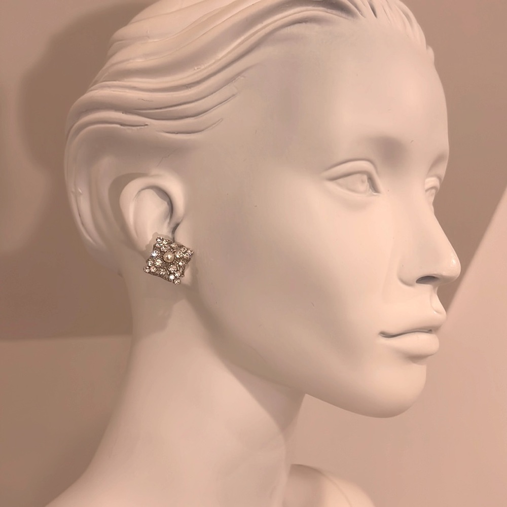 Sample pristine earrings rhodium plated +Swarovski Crystal and pearl NWT
